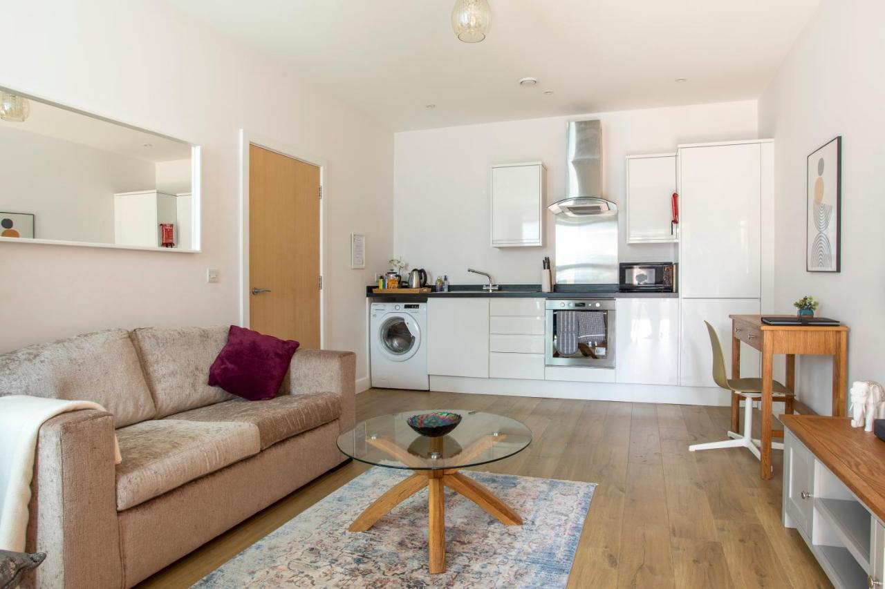 1 Bed Apartment - Redhill Central, Surrey, Gatwick #3 Екстериор снимка